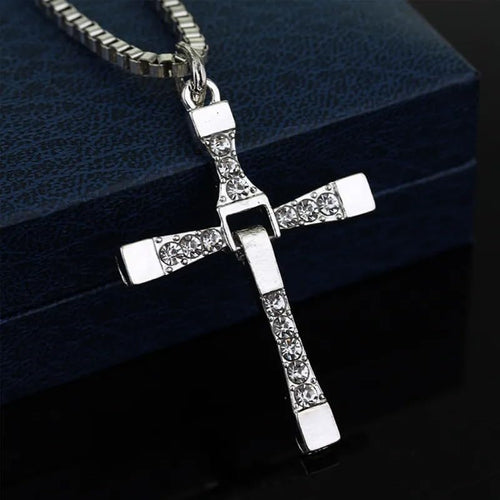 Cross pendant necklace