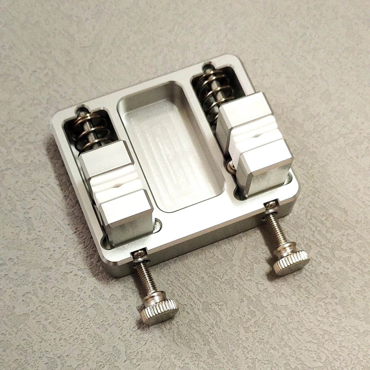 Heavy-duty aluminum welding clamp with temperature-resistant jaw for circuit board mounting, soldering wire clamp